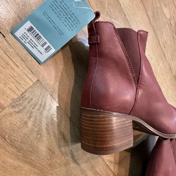 Tom’s Boots NEW - Picture 3 of 5
